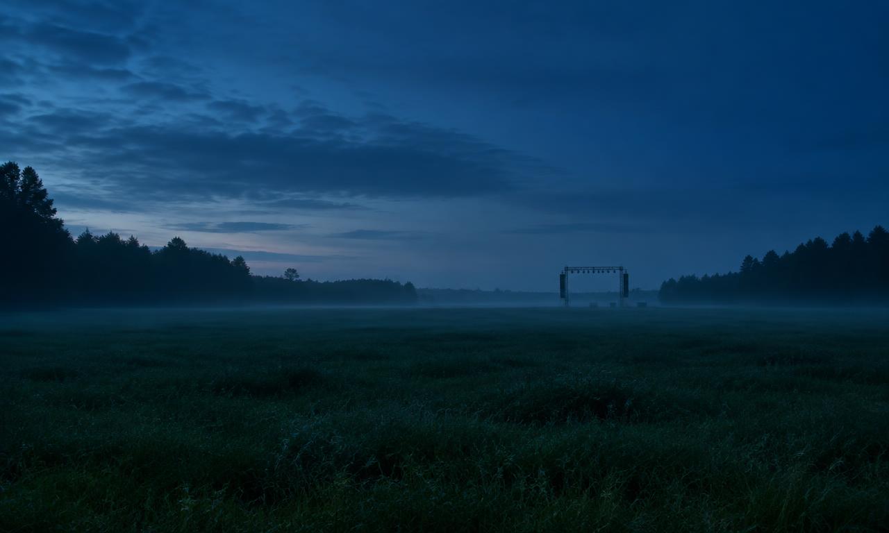 Open veld bij valavond